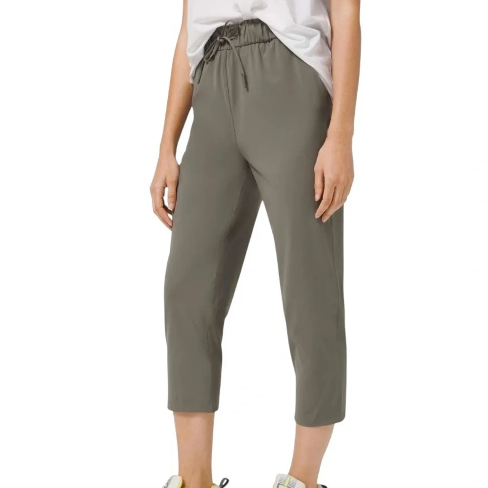 Lululemon Cropped Pants 4 Sage Green
